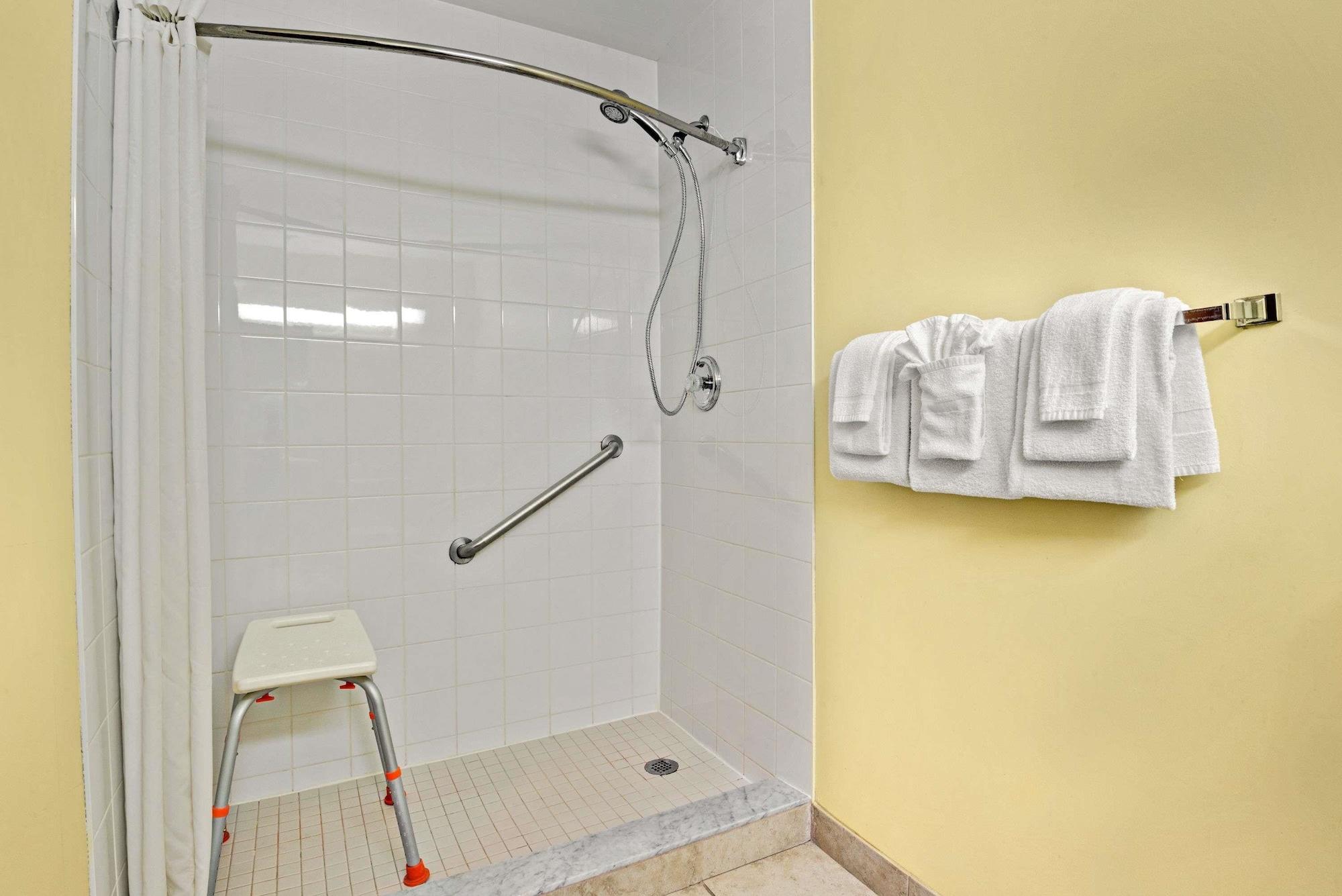 Super 8 By Wyndham Barrie South Hotell Exteriör bild